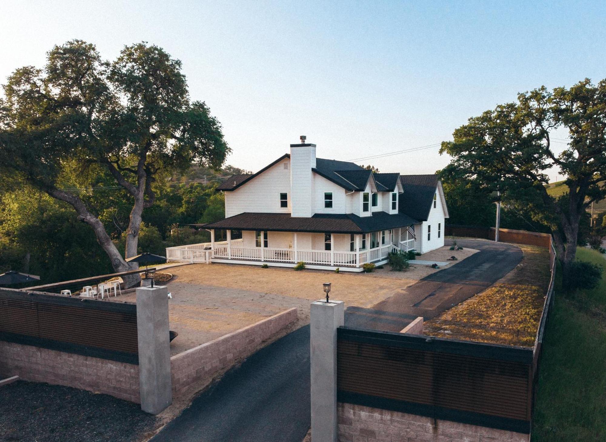 Wine Country Modern Farmhouse With Heated Pool, Hot Tub, Cybertruck باسو روبليس، سان لويس أوبيسبو، كاليفورنيا المظهر الخارجي الصورة